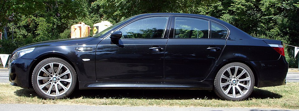 Yandan premium sedan araç